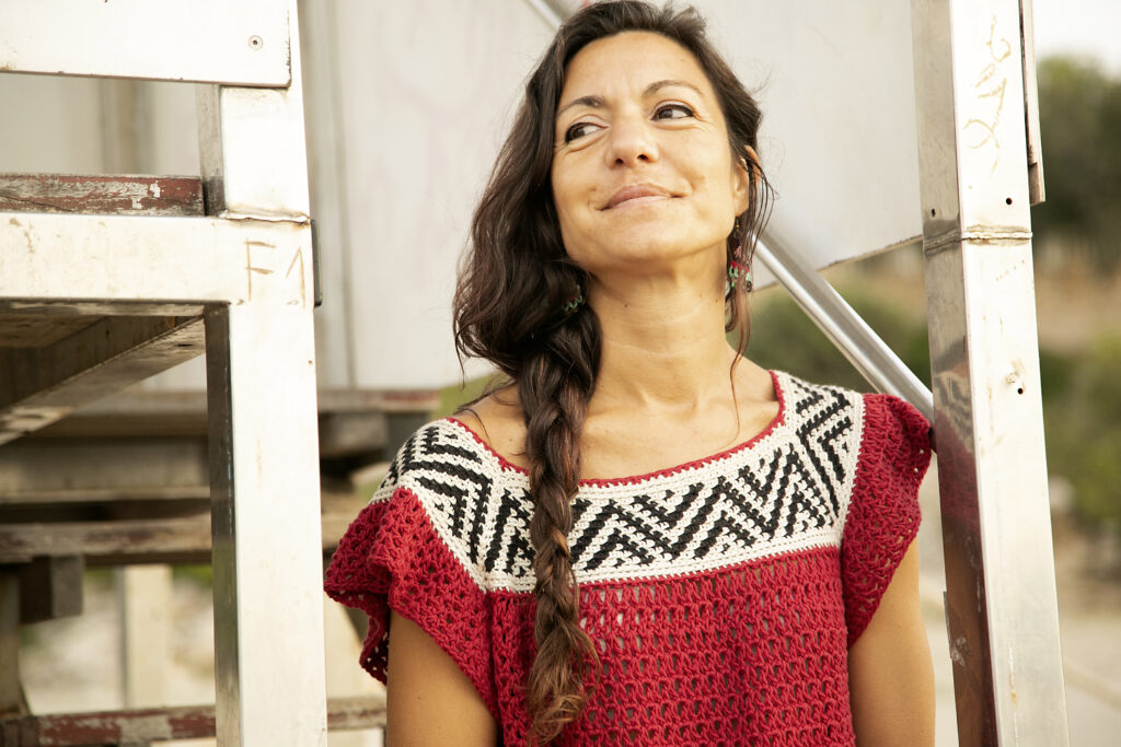 Cecilia Losada con un top de crochet rojo y crudo con motivos geométricos