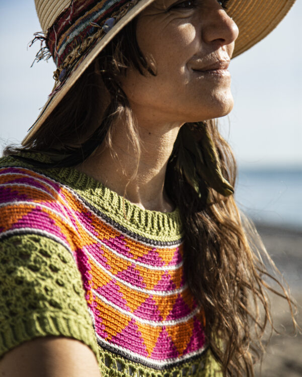 Cecilia Losada con sombrero de paja y un top de crochet de colores