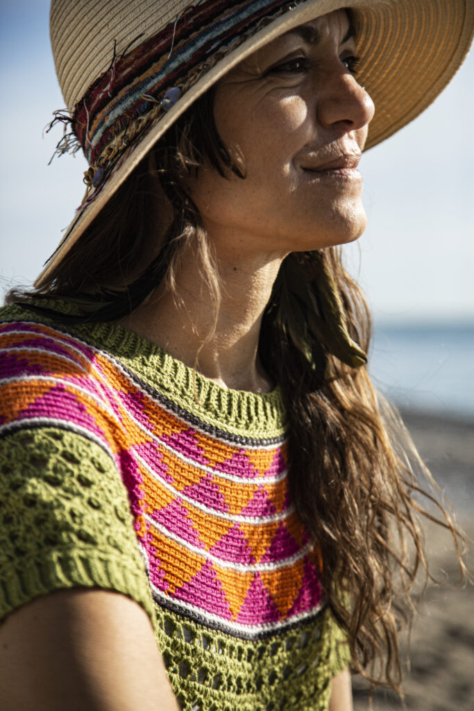Cecilia Losada con sombrero de paja y un top de crochet de colores
