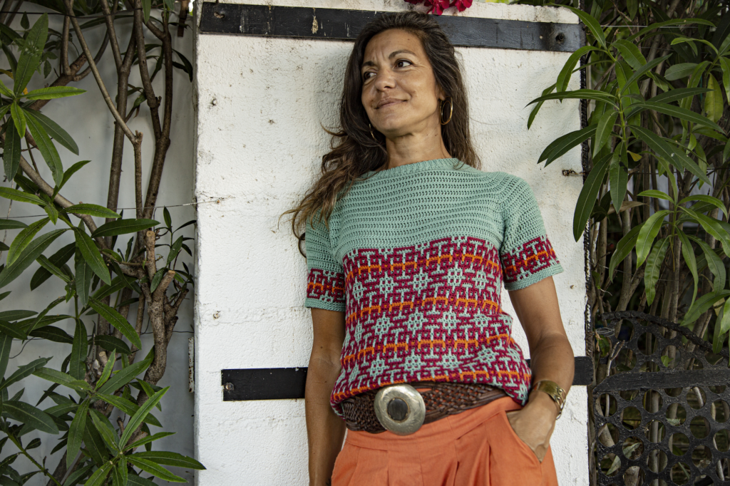 Cecilia Losada con el top Chakana de crochet mosaico